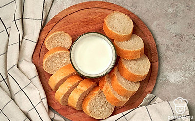 Подавайте багет, нарезав его на ломтики, со стаканом холодного молока.