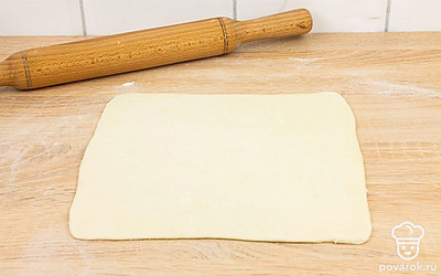 Присыпьте стол небольшим количеством муки. Выложите тесто на стол и раскатайте до толщины 3-4 мм.
