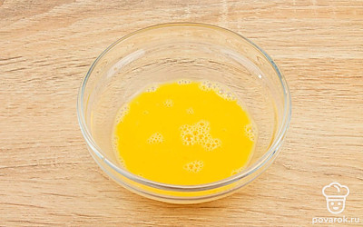 В миску разбейте куриное яйцо и взболтайте.