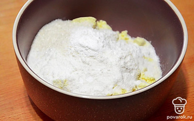 Смешайте в одной емкости жидкие ингредиенты для теста, в другой — сухие.