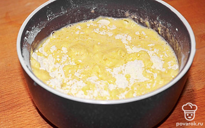 Соедините смеси между собой и хорошо перемешайте.