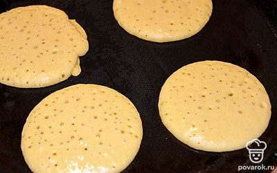 Смажьте сковороду маслом, налейте половником 4-5 порций теста и обжарьте оладьи.