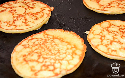 Прожарьте оладьи до румяной корочки с обеих сторон. Следите за тем, чтобы их не пересушить.