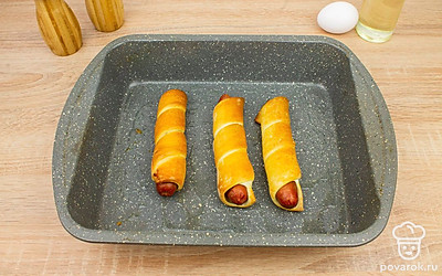 Отправьте хот-доги в духовку на 20-25 минут при 180°С. В зависимости от духовки времени может понадобиться чуть больше.