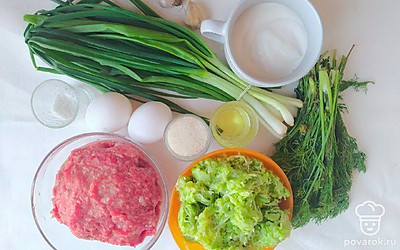 Достаньте заранее натертые кабачки из морозильной камеры и полностью их разморозьте. Измельчите зубчики чеснока в чеснокодавке или размельчите их вилкой. Нарежьте мелко свежий укроп.