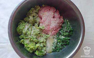 Фарш смешайте с измельченным луком и размороженным кабачком в миске, к ним добавьте яйца, манную крупу, соль и дайте 20 минут набухнуть манной крупе.