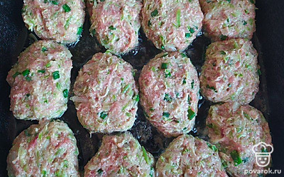 Добавьте измельченный зубчик чеснока и рубленую зелень укропа. Сформируйте небольшие оладьи, обжарьте их до появления корочки около 10 минут с каждой стороны.