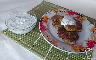 Подайте оладьи с соусом, например, со сметаной. В сметану можно добавить измельченный чеснок и немного мелко нарезанного укропа, тогда она приобретет более яркий вкус. Также на оладьи можно добавить тонко нарезанные ломтики помидор.