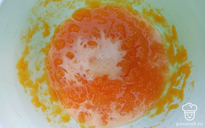 Отварите тыкву до готовности, остудите и разомните вилкой до пюреобразного состояния. Добавьте молоко, перемешайте.