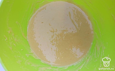 Соедините муку с яйцом и ванилином, а затем добавьте тыквенно-молочную смесь. Тщательно перемешайте, консистенция теста должна быть, как у густой каши.