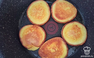 В сковороде разогрейте кокосовое масло на среднем огне. Столовой ложкой выкладывайте оладьи и жарьте по 5–7 минут с каждой стороны.