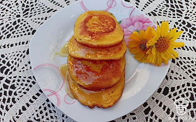 Подавайте тыквенные оладьи с ванилином горячими, полив их медом, кленовым сиропом или сгущенным молоком. Из напитков к оладушкам можно предложить горячий чай, кофе с молоком, морс или компот.