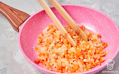 Приготовьте овощи. Разогрейте на среднем огне сковороду с подсолнечным маслом. Выложите в нее морковку и лук, обжаривайте пару минут.