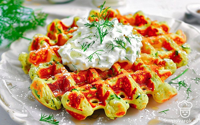 Полезные кабачковые оладьи с зеленью в вафельнице без масла — Рецепт с фото