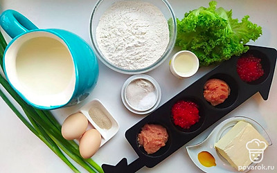 Возьмите 1 стакан молока и растворите соль и сахар. Добавьте дрожжи, хорошо перемешайте. Затем налейте остальное молоко и немного подогрейте.