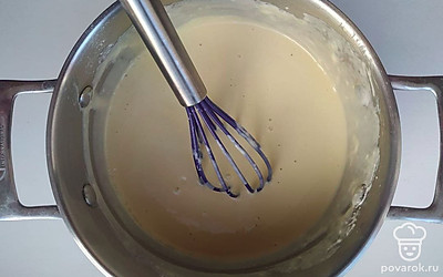 К подогретой смеси добавьте муку, разрыхлитель и яйца. Хорошо перемешайте до однородной консистенции. Затем добавьте подсолнечное масло и перемешайте. Оставьте тесто постоять примерно на один час.