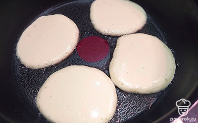 Когда тесто настоялось. Разогрейте сковороду с подсолнечным маслом. Используя ложку, либо небольшой половник сформируйте на сковороде небольшие блинчики. Готовые оладьи выложите на блюдо. Подавайте с кусочком сливочного масла, с икрой: красной, щучьей, трески.