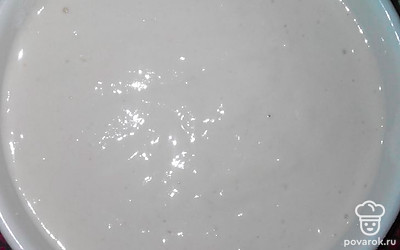 Смешайте все сухие продукты, добавьте теплое молоко и растительное масло, все хорошо перемешайте. Мука бывает разная, поэтому, если тесто получилось слишком жидкое, то добавьте муки, и наоборот, если густое, то подлейте молоко. Оставьте тесто на час для подъема.