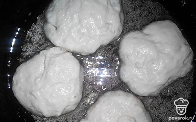 Разогрейте сковороду, смажьте маслом и выкладывайте оладьи столовой ложкой. Обжаривайте до золотистого цвета.