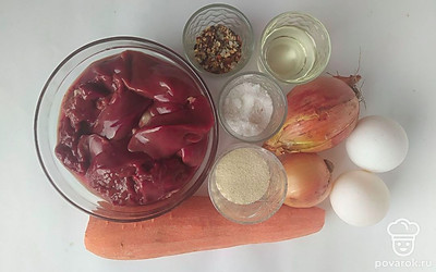 Промойте печень и обмакните ее бумажной салфеткой. Нарежьте ее мелкими кусочками, выложите в отдельную миску и отложите в сторонку. В это время почистите лук и нарежьте мелкими кубиками. Морковь также почистите и натрите на мелкой терке.