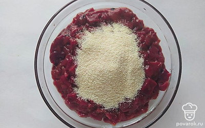 В миску с печенкой высыпьте манную крупу, и все хорошо перемешайте, чтобы крупа разошлась по всем кусочкам, и оставьте настаиваться печенку на 30 минут. Разогрейте сковородку, влейте растительное масло и высыпьте туда морковь и лук. Жарьте овощи до готовности.