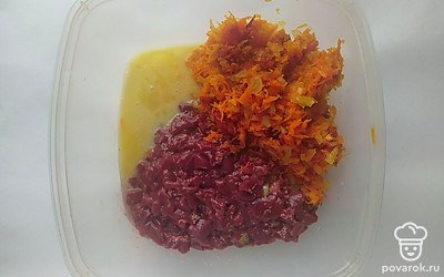 Готовые лук и морковь высыпьте к печенке и все перемешайте. Туда же разбейте сырые яйца, соль и перец по вкусу. Перемешайте все до состояния жидкого теста. Если масса будет слишком жидкой, добавьте немного муки. Разогрейте хорошо сковородку и смажьте ее растительным маслом.