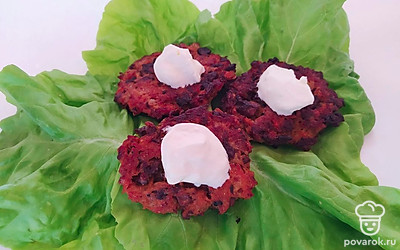 Готовым оладьям дайте чуть остыть. Переложите их на большую тарелку, выстеленной листьями салата, друг возле друга. Заварите ароматный черный или зеленый чай и подайте на стол вместе с оладьями.