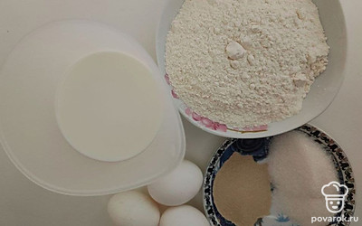 Молоко налейте в емкость, а муку и дрожжи насыпьте в емкости. Яйца поставьте на стол. Сахар и соль насыпьте в тарелку.