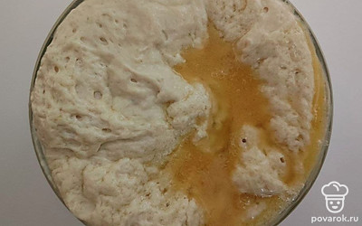 Размешайте теплое молоко, сахар и сухие дрожжи. Постепенно всыпайте муку. Вымешайте до получения однородной массы. Накройте тесто полотенцем и оставьте на 40 минут в теплом месте. Смешайте соль, половину ложки сахара, 1 столовую ложку масла и яйца. Когда тесто поднимется, выбейте его хорошенько лопаткой, добавьте яичную смесь. Дайте тесту вторично подняться.