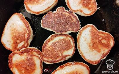 Сковороду разогрейте растительным маслом. Затем, не перемешивая тесто, выложите его ложкой на сковороду. Жарьте оладьи с двух сторон на среднем огне до румяного цвета.