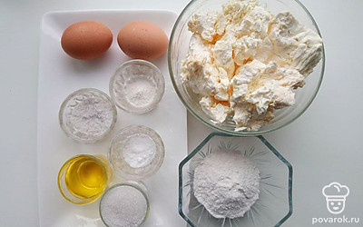 Рисовую муку насыпьте в пиалу. Творог разместите в миске. Разрыхлитель, сахар, соль и ванилин насыпьте в емкости. Растительное масло налейте в стакан. Яйцо положите на тарелку.