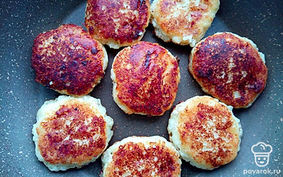 Смешайте творог, яйца, соль и сахар. Рисовую муку смешайте с ванилином и разрыхлителем. Высыпьте эту смесь в творожную массу и все тщательно перемешайте. Выложите оладьи на разогретую сковороду и жарьте с двух сторон до румяной корочки.