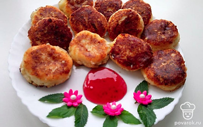 Выложите оладьи на тарелку и туда же налейте варенье.