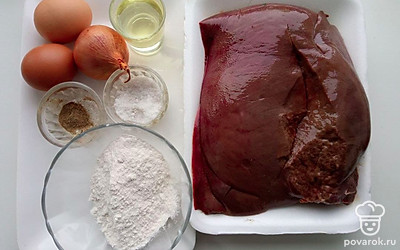 Печень поставьте в тарелку на стол. Муку, растительное масло, соль и перец поместите в емкости подходящего размера. Яйца и лук поставьте на стол.
