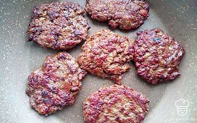 В мясорубке измельчите лук и печень. В полученный фарш вбейте яйца. Хорошо все перемешайте. Добавьте муку, соль, перец. Замесите жидкое тесто. Нагрейте сковороду, вылейте масло, печеночное тесто выкладывайте столовой ложкой, как простые оладьи. Оладьи жарьте с двух сторон до румяной корочки.