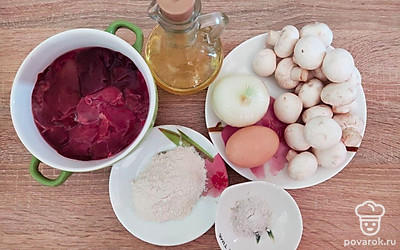 Печень промойте, удалите пленки и сосуды, пропустите на мелкую сетку через мясорубку. Лук очистите и мелко нашинкуйте, грибы промойте и нарежьте небольшими кубиками.