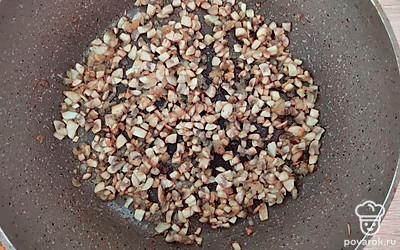 Разогрейте на сковороде подсолнечное масло и обжарьте лук до прозрачности, затем добавьте грибы, посолите, обжарьте до готовности и уберите остужаться.
