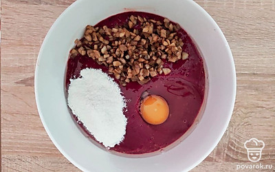 В печеночный фарш добавьте соль, куриное яйцо, муку, перемешайте, чтоб не было мучных комочков. Затем добавьте остывшие грибы и хорошо все перемешайте, консистенция должна быть средней густоты.