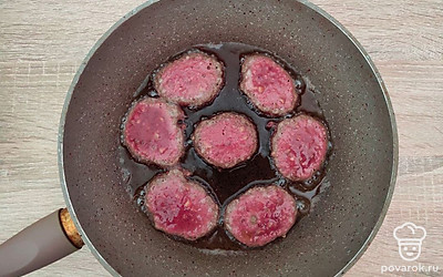 Столовой ложкой выложите тесто на разогретую сковороду, формируя круглые оладьи. Обжаривайте с двух сторон до золотистого цвета, лишнее масло убирайте бумажными полотенцами.