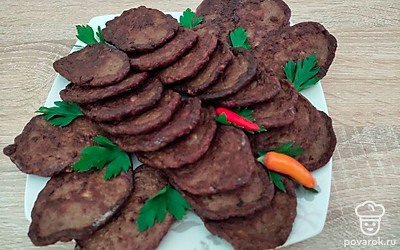 Печеночные оладьи подавайте в качестве дополнения к главному блюду. Подайте пиалу со сметаной. Наслаждайтесь нежными и ароматными печеночными оладьями.