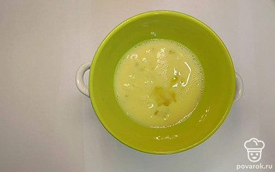 Для приготовления теста взбейте яйцо со щепоткой соли в миске. Используйте для этого миксер, тогда тесто получится более однородным, без комочков и нежным.