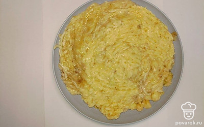 Бананы очистите от кожуры и натрите на крупной терке, тогда в оладьях будут ощущаться кусочки банана, Если же хотите более однородную консистенцию, измельчите бананы в блендере.