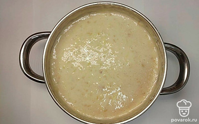 В большой миске или кастрюле смешайте бананы со взбитым яйцом, постепенно добавляйте муку и вливайте молоко. Всё тщательно перемешайте.