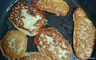 Налейте в сковороду растительное масло и разогрейте её на среднем огне. Начинайте выпекать оладьи выкладывая тесто ложкой на сковороду. Жарьте с двух сторон до золотистого цвета.