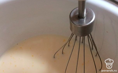 Взбейте яйцо с сахаром.