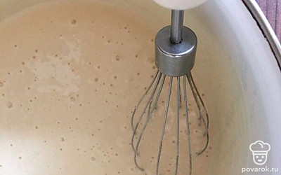 Добавьте молоко, муку и все составляющие. Перемешайте до однородной массы.