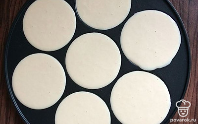 Подрумяньте оладьи с двух сторон на смазанной маслом сковороде.