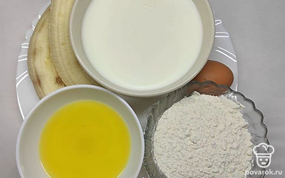Очистите бананы от кожуры. Выложите яйца. Налейте молоко и масло. Насыпьте муку в тарелку.