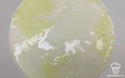 В глубокую тарелку выбейте яйцо и соедините их с молоком. Перемешайте с помощью венчика или миксера до однородности.