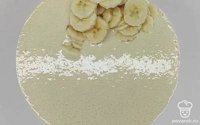 К смеси из молока и яиц всыпьте просеянную муку. Хорошо перемешайте все, чтобы не образовались комочки. Бананы нарежьте на кусочки и соедините с тестом. Вымешайте еще раз.